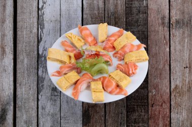 Japon yemekleri - somon suşi, Tamagoyaki ve somon salata tepesinde biber olarak Japon haddelenmiş omlet 
