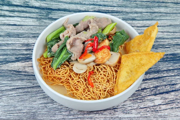 Kinesisk Mat Crispy Nudel Och Crisy Wonton Kinesiska Grönkål Soppa — Stockfoto