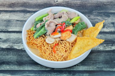 Çin yemeği, kıtır şehriye ve Çince lahana crisy Mantı çorbası softed domuz, kızarmış softed soya peyniri, havuç, mantar ve kırmızı biber ile 