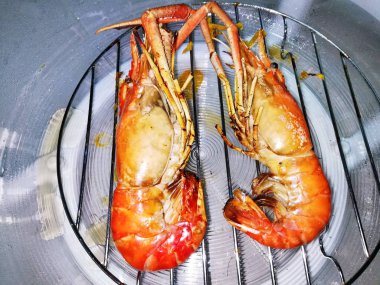 Hazır akış büyük taze karidesleri fırına hizmet.