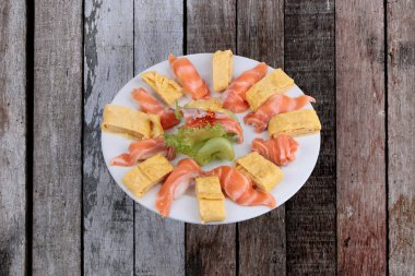 Japon yemekleri - somon suşi, Tamagoyaki ve somon salata tepesinde biber olarak Japon haddelenmiş omlet 