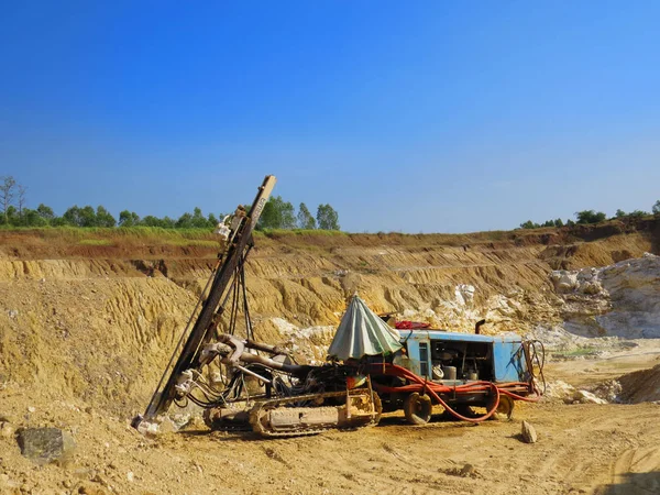 空圧クローラ ドリル マシンは作業にスタンバイの鉱山を石膏に位置づける — ストック写真