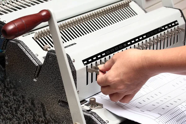 Sol elini kullanarak belgeleri, bağlama dişli kağıt nüfuz süslenmiş. Bağlama için hazırlık