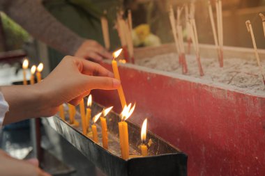 Budistler hak, bir mum yerleştirerek yapmak ve Buda Tapınağı'nda sunak üzerinde mum çerçeve ile tütsü yaktı. Seçici odak.
