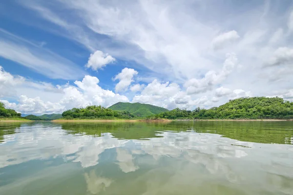 Prachtig Uitzicht Eilanden Bergen Meer Dam Dag Van Wolken Reflectie — Stockfoto