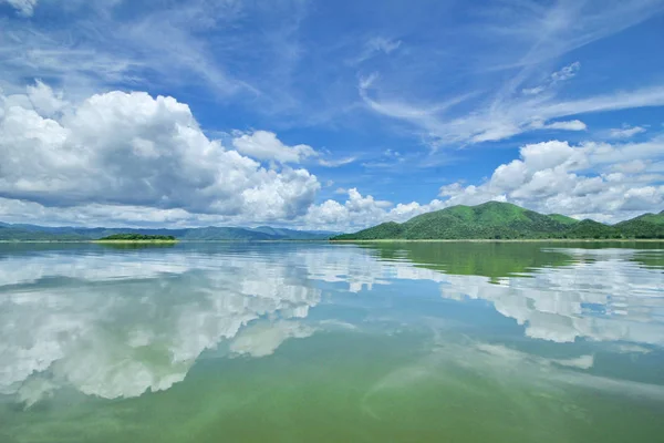 Bela Vista Ilhas Montanhas Lago Represa Dia Nuvens Reflexo Nuvens — Fotografia de Stock