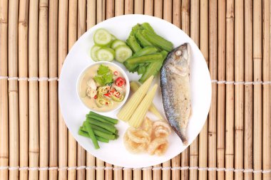 Hazır Tay gıda hizmet izole, chili sos olarak Nam Prik Num Tay içinde derin firedmackerel, gevrek domuzderisi, haşlanmış inek bezelye, kanat fasulye, Mısır ve dilimlenmiş salatalık ile yeşil. Sağ metin alanınız.