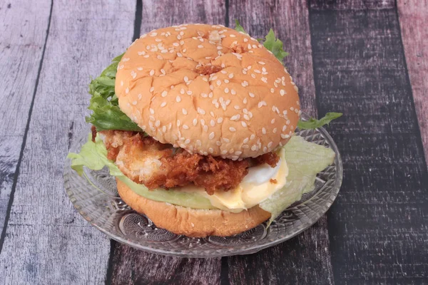 Listo Servido Pescado Dolly Frito Hamburguesa Huevo Queso Mantequilla —  Fotos de Stock