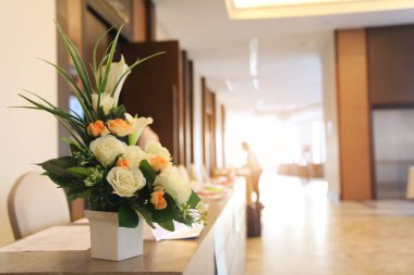 Güzel bir çiçek vazoya koyayım hazırlayın. Canlandırıcı ve Seminer Toplantı başlamadan önce rahat olmak için toplantı salonu yerleşimini ve dekorasyon için