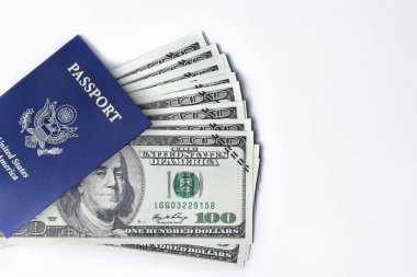 Pasaport ve banknot kez rahatlama ve Turizm, seyahat aksesuarları, seyahat kavramı arka plan görünümünü yükü. Metin için bir yer var.