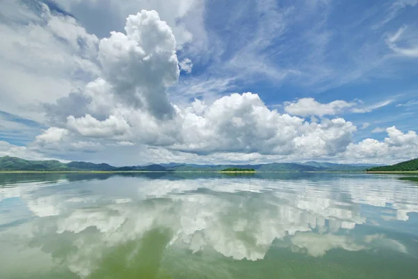 Bela Vista Ilhas Montanhas Lago Represa Dia Nuvens Reflexo Nuvens — Fotografia de Stock