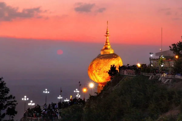 Kyaikhtiyo Golden Rock Pagoda Templo Myanmar Hermosa Vista Del Sol —  Fotos de Stock