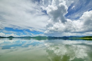 Güzel manzara, Islands ve dağlar Baraj Gölü üzerinde. Bulutlar ve güzel reservior bulut yansıması Kaengkrachan Milli Parkı, Tayland gününde.