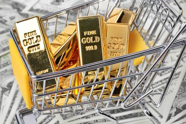 Altın külçelerini banka dekontu üzerindeki sarı işareti süpermarket ve 2 altın bar ile arabası alışveriş 1 kg,
