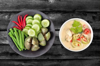 Tayland popüler tarifi, Hindistan cevizi sütü ve fermente soya fasulye sosu ile karışık sebze