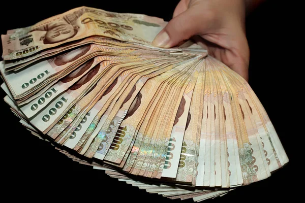 Kullanım el 1000 Baht Tayland banknotlar siyah arka plan ile mendil 