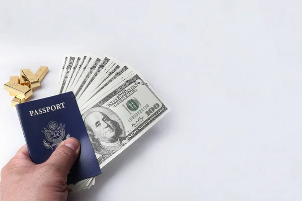 Pasaporte Billete Banco Barra Oro Mano Para Momento Relajación Turismo — Foto de Stock