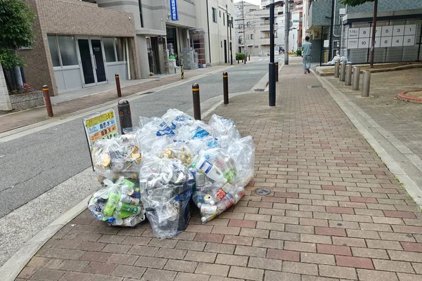 Kobe, Japonya, 22 Haziran 2016, adam geri dönüştürülmüş atık koleksiyon boyunca bir haftalık yürür..