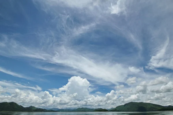 Bela Vista Ilhas Montanhas Lago Represa Dia Nuvens Reflexo Nuvens — Fotografia de Stock