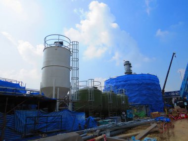 İnşaat çalışmalarında Pathumthani, Tayland, 12 Haziran 2012, inşaat işçileri durumu ve güvenlik ihtiyacını sembolleri ve araçları koyarak