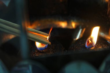 Budistler hak, ibadet Buddha için lamba çerçevesi ile yanan tütsü yerleştirerek olun. Seçici odak.