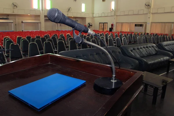 Microphone Located Podium Stand Center Room Covered Red Carpet White — Stock Photo, Image