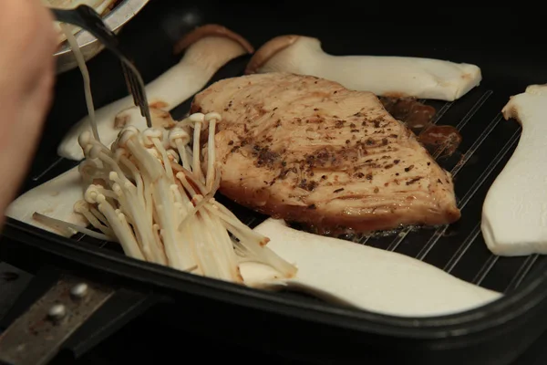 香りと皮なしの鶏の自家製料理樫 エリンギ茸 えのき茸を添えて皮なし鶏揚げステーキ — ストック写真