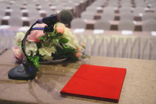 Microphone Located Podium Stand Center Room Covered Red Carpet White — Stock Photo, Image