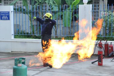 Bangkok, Tayland, 17 Ağustos 2018, eğitim ve office yapılan personel önerileri yangın mücadele teknikleri eğitimi için giriş yapmak için acil durum uzmanlar.