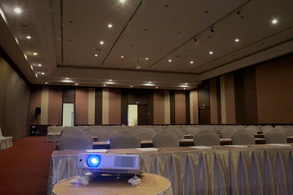 Projector Placed Table Covered White Cloth Placed Front Meeting Room — Stock Photo, Image