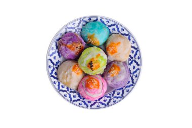  Renkli Çin böreği moon pasta, bahar rulo pasta fındık, tuzlu yumurta, Tay tarzında plaka üzerinde .