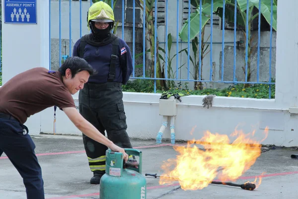 Bangkok, Tayland, 17 Ağustos 2018, eğitim ve office yapılan personel önerileri yangın mücadele teknikleri eğitimi için giriş yapmak için acil durum uzmanlar.