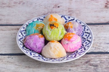  Renkli Çin böreği moon pasta, bahar rulo pasta fındık, tuzlu yumurta, Tay tarzında plaka üzerinde .
