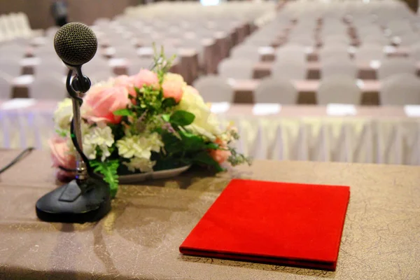 Микрофон Расположен Трибуне Центре Зала Покрыт Красной Ковровой Дорожкой Белыми — стоковое фото