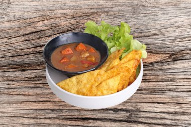 Crisy Mantı Japon sarı köri ile hizmet hazır yeşil meşe tepesinde