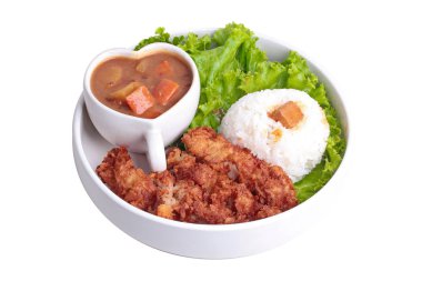 Derin kızarmış tavuk ve tepesinde Japon sarı köri yeşil meşe ile pirinç Yasemin.