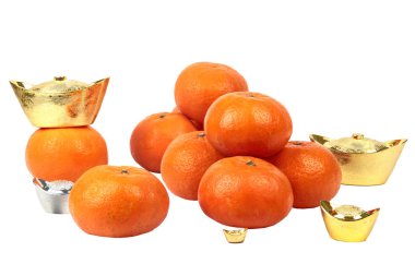 Gümüş ve altın nimet kutlamak için beyaz arka plan üzerinde gümüş külçe altın portakal izole. İçinde Çin inanışlarına göre. Hayat ve ticaret vermek gelişti.