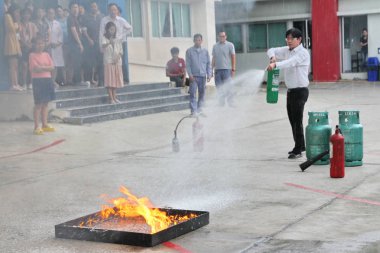 Bangkok, Tayland, 17 Ağustos 2018, eğitim ve office yapılan personel önerileri yangın mücadele teknikleri eğitimi için giriş yapmak için acil durum uzmanlar.