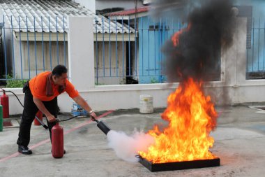 Bangkok, Tayland, 17 Ağustos 2018, eğitim ve office yapılan personel önerileri yangın mücadele teknikleri eğitimi için giriş yapmak için acil durum uzmanlar.