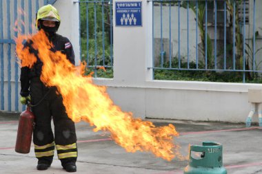 Bangkok, Tayland, 17 Ağustos 2018, eğitim ve office yapılan personel önerileri yangın mücadele teknikleri eğitimi için giriş yapmak için acil durum uzmanlar.