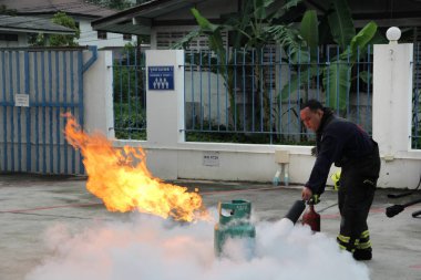 Bangkok, Tayland, 17 Ağustos 2018, eğitim ve office yapılan personel önerileri yangın mücadele teknikleri eğitimi için giriş yapmak için acil durum uzmanlar.