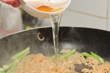 Baharatlı kızarmış anlık noodle egg.wing fasulye, soğan, fasulye filizi ve marul ile.