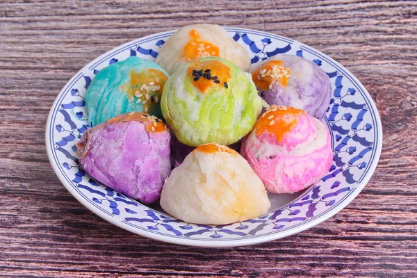  Renkli Çin böreği moon pasta, bahar rulo pasta fındık, tuzlu yumurta, Tay tarzında plaka üzerinde .