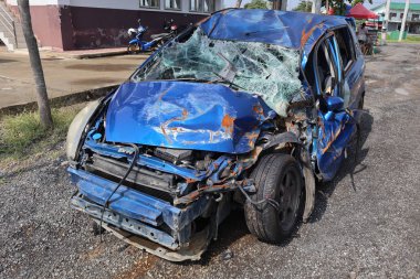 Büyük hasara uğrayan Ayuthaya, Tayland, 9 Ekim 2018, mavi araba kazası. Polis istasyonunda bir görgü tanığı Park yeri.