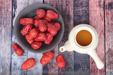 Bir çaydanlık Çince çay ile kurutulmuş hünnap hizmet, meyve bir geleneksel Çince bitkidir .