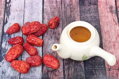 Bir çaydanlık Çince çay ile kurutulmuş hünnap hizmet, meyve bir geleneksel Çince bitkidir .