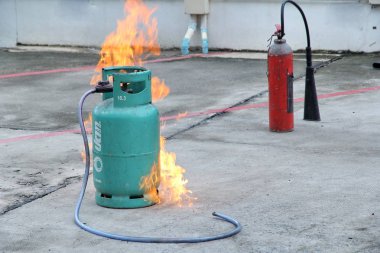 Bangkok, Tayland, 17 Ağustos 2018, eğitim ve office yapılan personel önerileri yangın mücadele teknikleri eğitimi için giriş yapmak için acil durum uzmanlar.