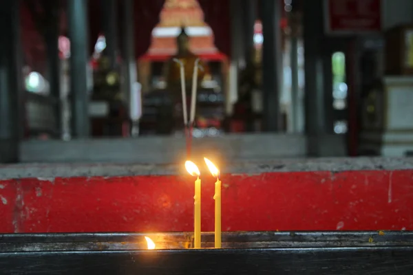 Buddhisten Verdienen Indem Sie Eine Brennende Kerze Und Entzündeten Weihrauch — Stockfoto