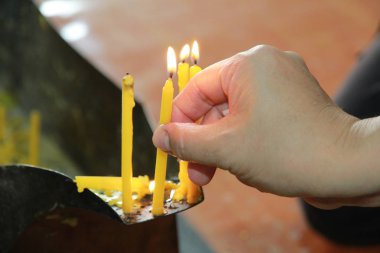 Budistler hak, bir mum yerleştirerek yapmak ve Buda Tapınağı'nda sunak üzerinde mum çerçeve ile tütsü yaktı. Seçici odak.