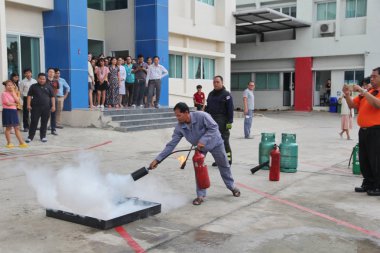 Bangkok, Tayland, 17 Ağustos 2018, eğitim ve office yapılan personel önerileri yangın mücadele teknikleri eğitimi için giriş yapmak için acil durum uzmanlar.